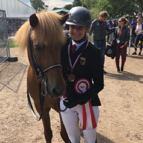 Irene mit ihrem Super- okki: glückliche 4-Gang -Vizeweltmeister