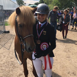 Irene mit ihrem Super- okki: glückliche 4-Gang -Vizeweltmeister